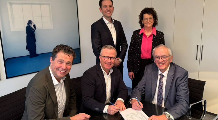 Ein Bild, das Person, Kleidung, Menschliches Gesicht, Anzug enthält. KI-generierte Inhalte können fehlerhaft sein.