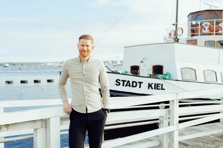 Ein Bild, das draußen, Kleidung, Person, Schiff enthält. KI-generierte Inhalte können fehlerhaft sein.