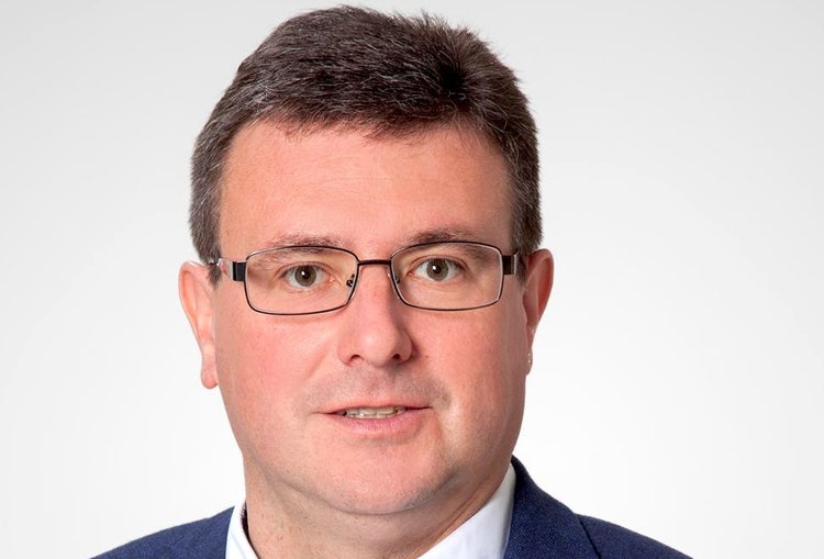 Ein Bild, das Menschliches Gesicht, Person, Vorderkopf, Kinn enthält. KI-generierte Inhalte können fehlerhaft sein.