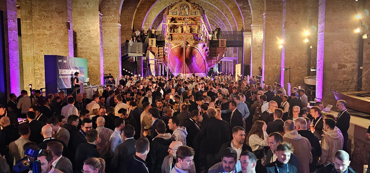 Ein Bild, das Kleidung, Person, Frau, Mann enthält. KI-generierte Inhalte können fehlerhaft sein.