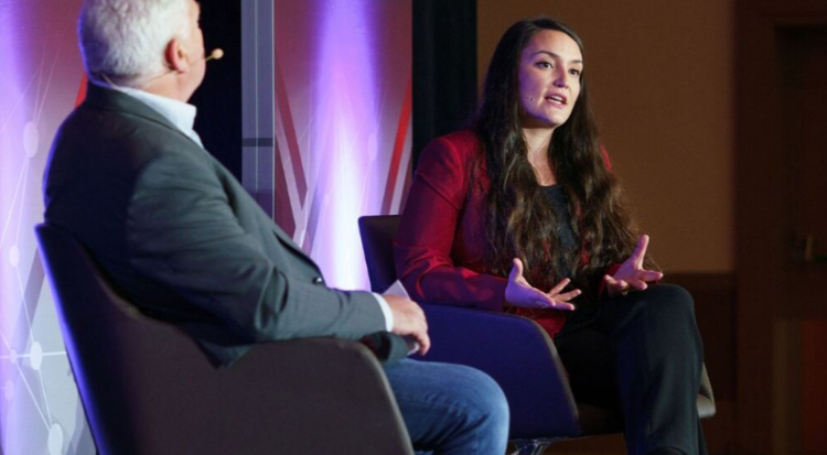 Ein Bild, das Kleidung, Person, Menschliches Gesicht, Im Haus enthält. KI-generierte Inhalte können fehlerhaft sein.