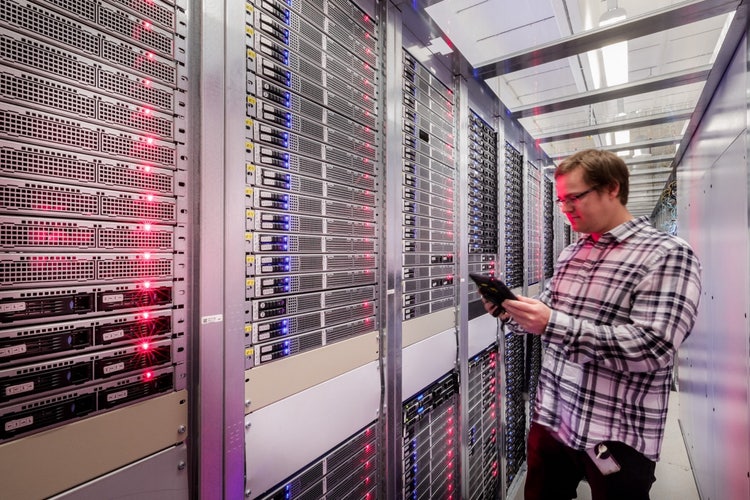 Ein Bild, das Kleidung, Person, Im Haus, Mann enthält. KI-generierte Inhalte können fehlerhaft sein.