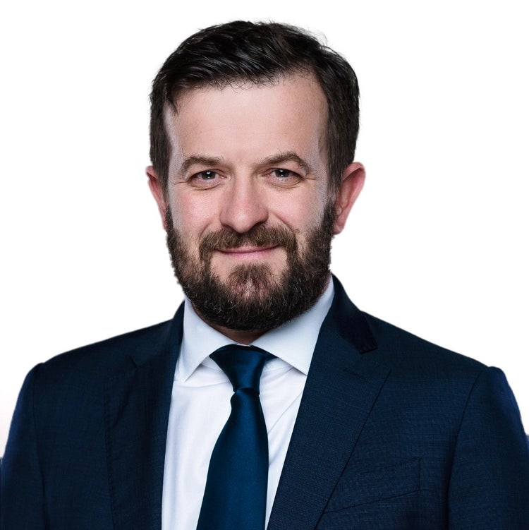 Ein Bild, das Menschliches Gesicht, Person, Kleidung, Mann enthält. KI-generierte Inhalte können fehlerhaft sein.