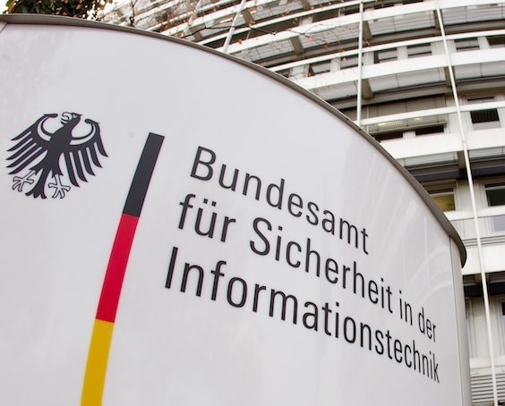 Ein Bild, das Text, Gebäude, Beschilderung, draußen enthält. KI-generierte Inhalte können fehlerhaft sein.