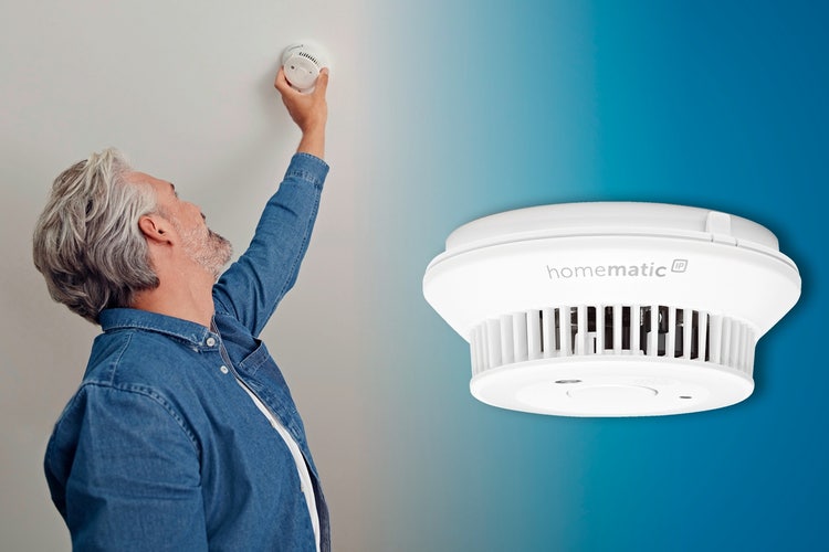 Ein Bild, das Kleidung, Person, Wand, Blau enthält. KI-generierte Inhalte können fehlerhaft sein.
