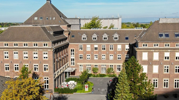 Ein Bild, das draußen, Gebäude, Fenster, Baum enthält. KI-generierte Inhalte können fehlerhaft sein.