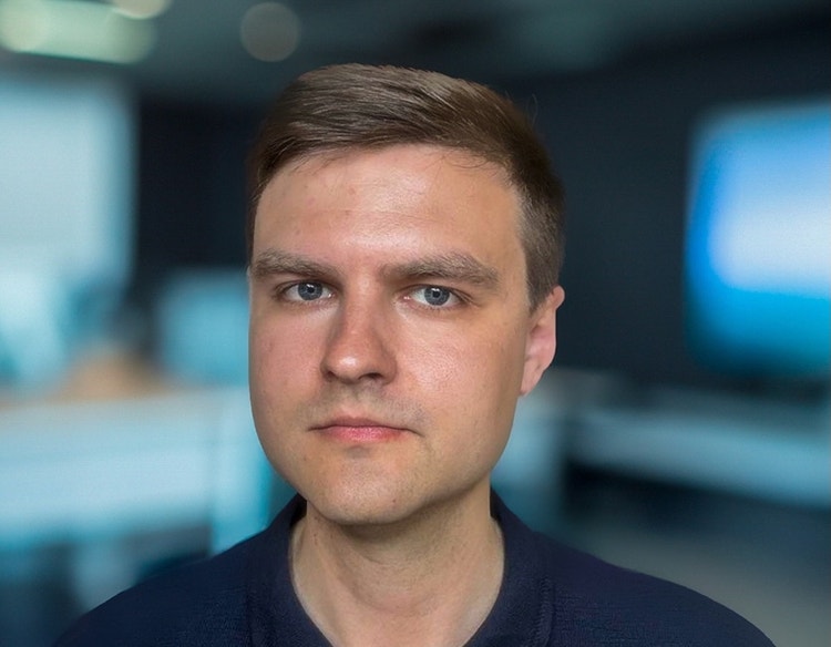 Ein Bild, das Menschliches Gesicht, Person, Kinn, Augenbraue enthält. KI-generierte Inhalte können fehlerhaft sein.