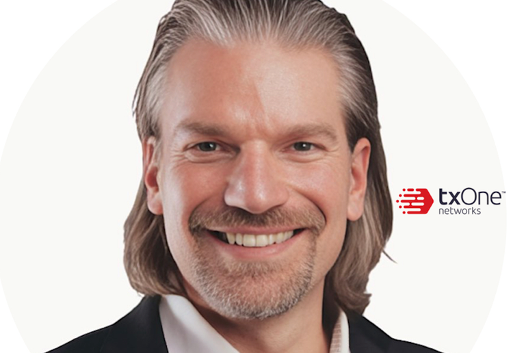 Ein Bild, das Menschliches Gesicht, Lächeln, Mann, Vorderkopf enthält. KI-generierte Inhalte können fehlerhaft sein.