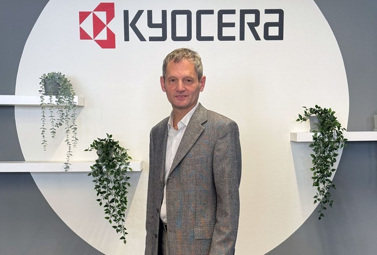 Ein Bild, das Kleidung, Person, Menschliches Gesicht, Formelle Kleidung enthält. KI-generierte Inhalte können fehlerhaft sein.