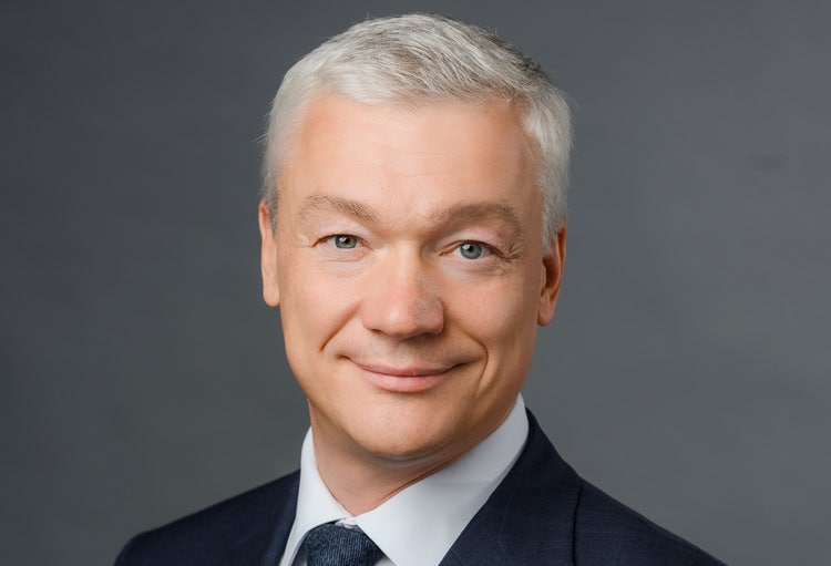 Ein Bild, das Menschliches Gesicht, Person, Kleidung, Mann enthält. KI-generierte Inhalte können fehlerhaft sein.