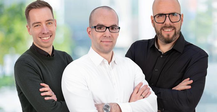 Ein Bild, das Menschliches Gesicht, Person, Kleidung, Brille enthält. KI-generierte Inhalte können fehlerhaft sein.