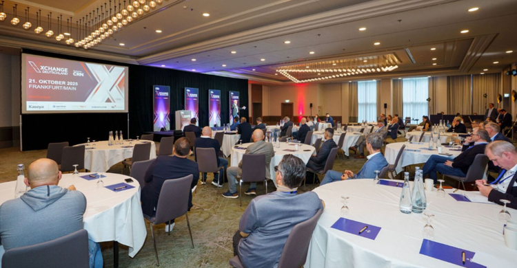 Ein Bild, das Im Haus, Kleidung, Stuhl, Person enthält. KI-generierte Inhalte können fehlerhaft sein.