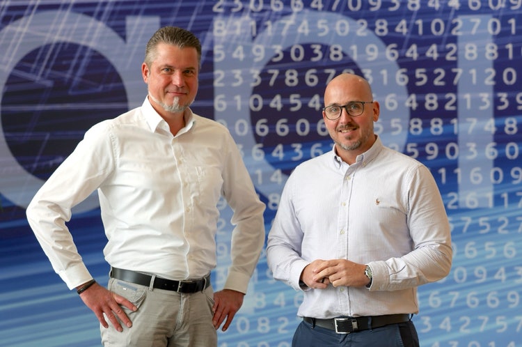 Ein Bild, das Kleidung, Person, Shirt, Menschliches Gesicht enthält. KI-generierte Inhalte können fehlerhaft sein.