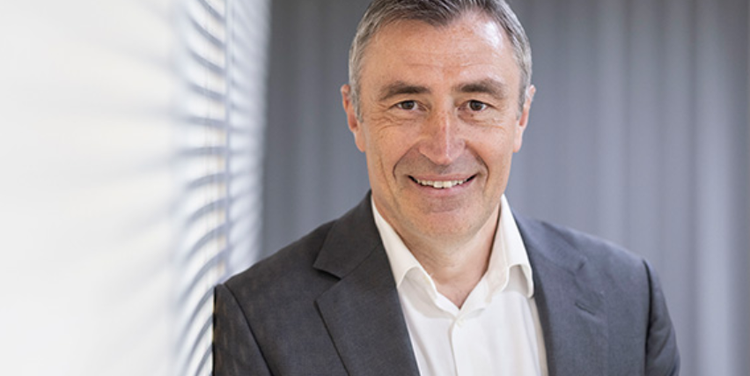 Ein Bild, das Menschliches Gesicht, Person, Lächeln, Kleidung enthält. KI-generierte Inhalte können fehlerhaft sein.