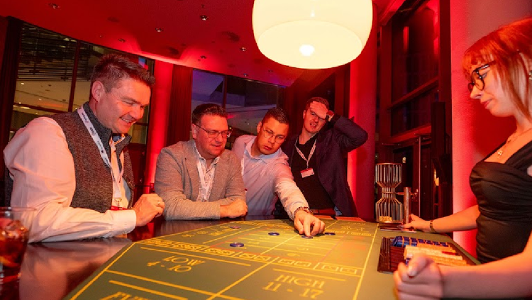 Ein Bild, das Person, Kleidung, Spielkasino, Mann enthält. KI-generierte Inhalte können fehlerhaft sein.