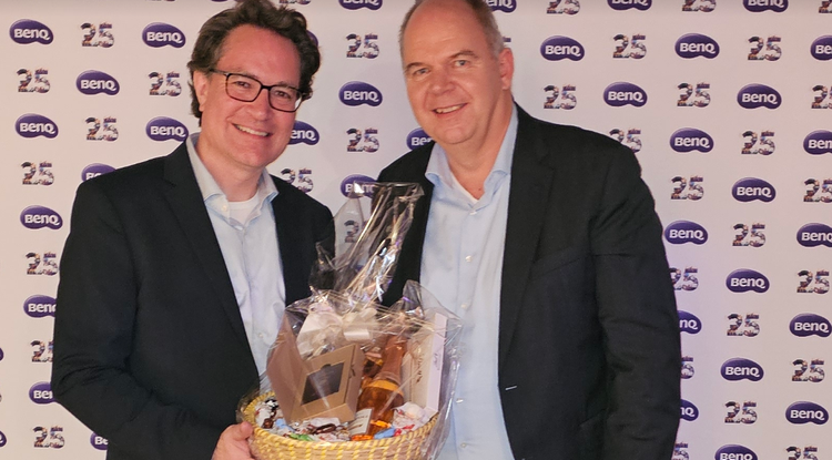 Ein Bild, das Person, Kleidung, Anzug, Menschliches Gesicht enthält. KI-generierte Inhalte können fehlerhaft sein.