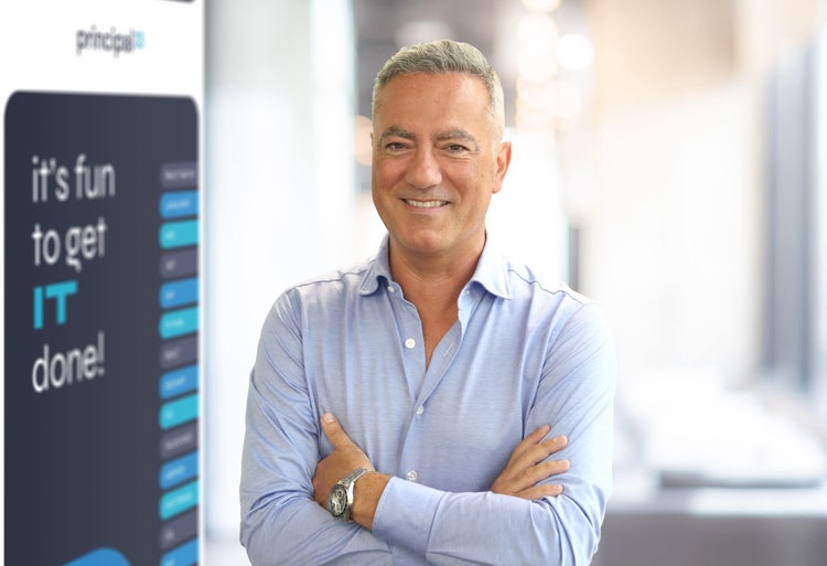 Ein Bild, das Person, Menschliches Gesicht, Kleidung, Text enthält. KI-generierte Inhalte können fehlerhaft sein.