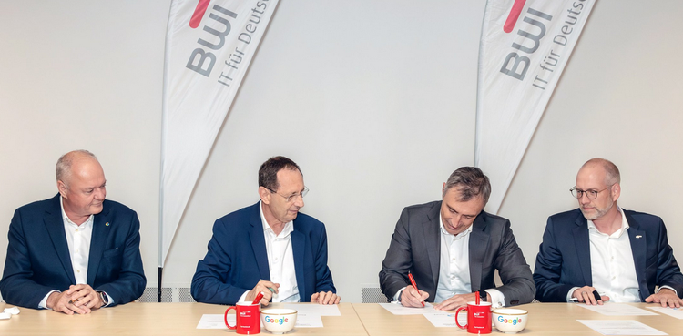 Ein Bild, das Mann, Kleidung, Anzug, Menschliches Gesicht enthält. KI-generierte Inhalte können fehlerhaft sein.