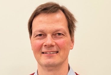 Ein Bild, das Menschliches Gesicht, Person, Lächeln, Vorderkopf enthält. KI-generierte Inhalte können fehlerhaft sein.