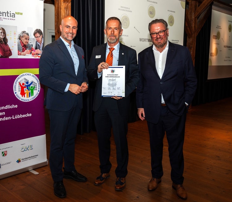 Ein Bild, das Kleidung, Mann, Anzug, Menschliches Gesicht enthält. KI-generierte Inhalte können fehlerhaft sein.