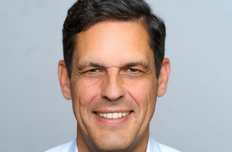 Ein Bild, das Menschliches Gesicht, Lächeln, Person, Vorderkopf enthält. KI-generierte Inhalte können fehlerhaft sein.