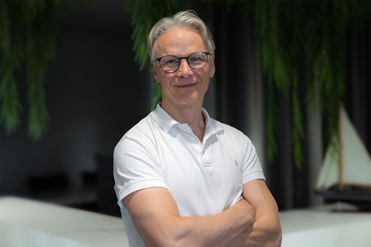 Ein Bild, das Menschliches Gesicht, Person, Kleidung, Lächeln enthält. KI-generierte Inhalte können fehlerhaft sein.