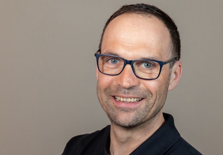 Ein Bild, das Menschliches Gesicht, Person, Lächeln, Vorderkopf enthält. KI-generierte Inhalte können fehlerhaft sein.
