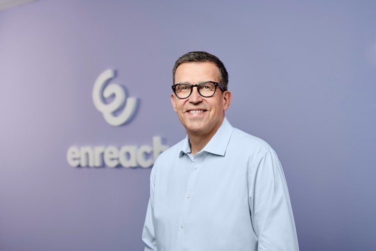 Ein Bild, das Menschliches Gesicht, Brille, Kleidung, Shirt enthält. KI-generierte Inhalte können fehlerhaft sein.
