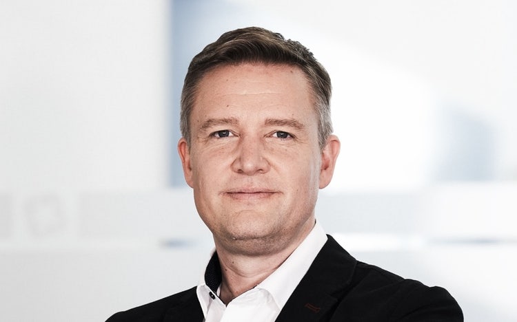 Ein Bild, das Menschliches Gesicht, Person, Kleidung, Kinn enthält. KI-generierte Inhalte können fehlerhaft sein.