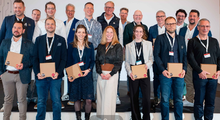 Ein Bild, das Kleidung, Person, Lächeln, Mann enthält. KI-generierte Inhalte können fehlerhaft sein.