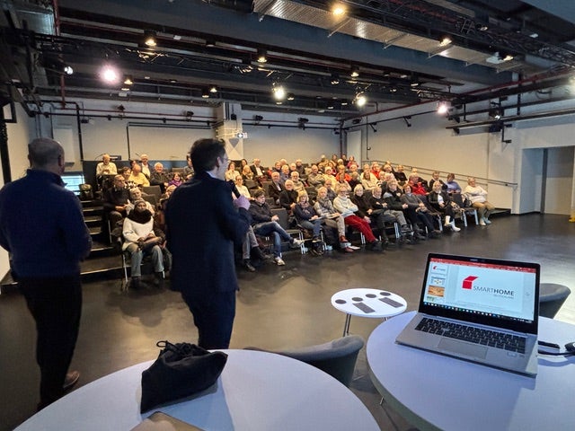 Ein Bild, das Im Haus, computer, Kleidung, Person enthält. KI-generierte Inhalte können fehlerhaft sein.