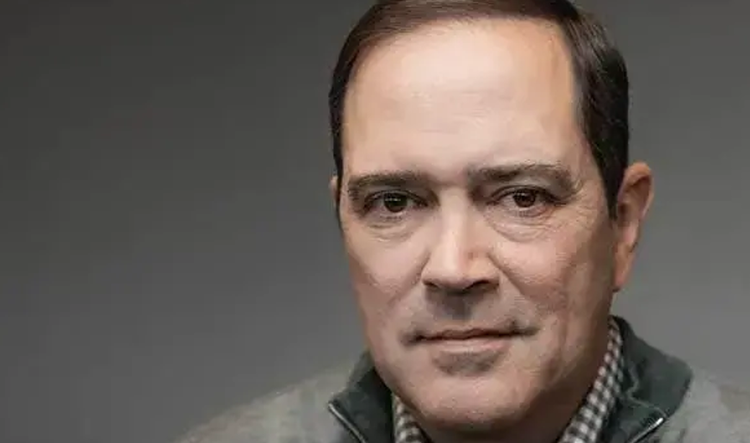 Ein Bild, das Menschliches Gesicht, Person, Vorderkopf, Porträt enthält. KI-generierte Inhalte können fehlerhaft sein.