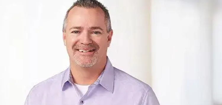 Ein Bild, das Menschliches Gesicht, Person, Lächeln, Shirt enthält. KI-generierte Inhalte können fehlerhaft sein.