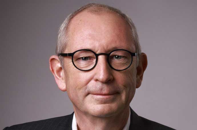 Ein Bild, das Menschliches Gesicht, Person, Vorderkopf, Kinn enthält. KI-generierte Inhalte können fehlerhaft sein.