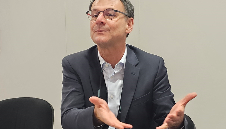 Ein Bild, das Menschliches Gesicht, Kleidung, Person, Unternehmer enthält. KI-generierte Inhalte können fehlerhaft sein.