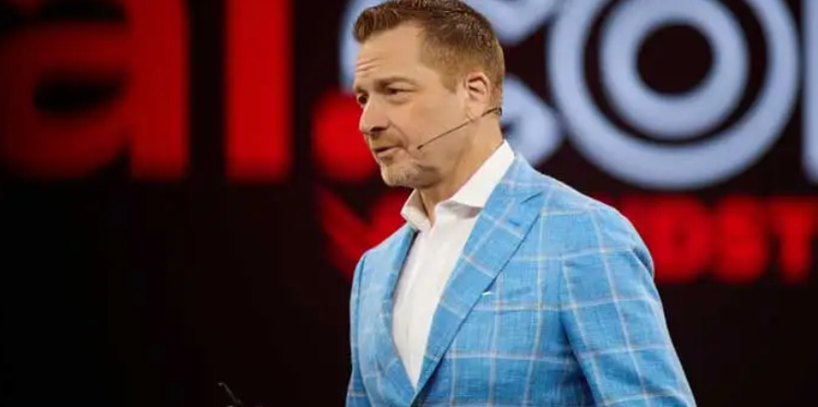 Ein Bild, das Kleidung, Menschliches Gesicht, Person, Shirt enthält. KI-generierte Inhalte können fehlerhaft sein.