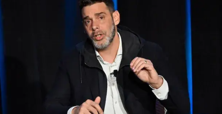 Ein Bild, das Menschliches Gesicht, Kleidung, Person, Mann enthält. KI-generierte Inhalte können fehlerhaft sein.