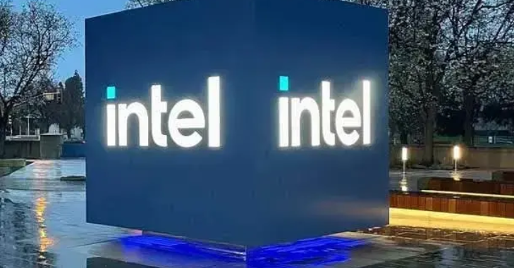 Ein Bild, das Text, draußen, Reklametafel, Baum enthält. KI-generierte Inhalte können fehlerhaft sein.