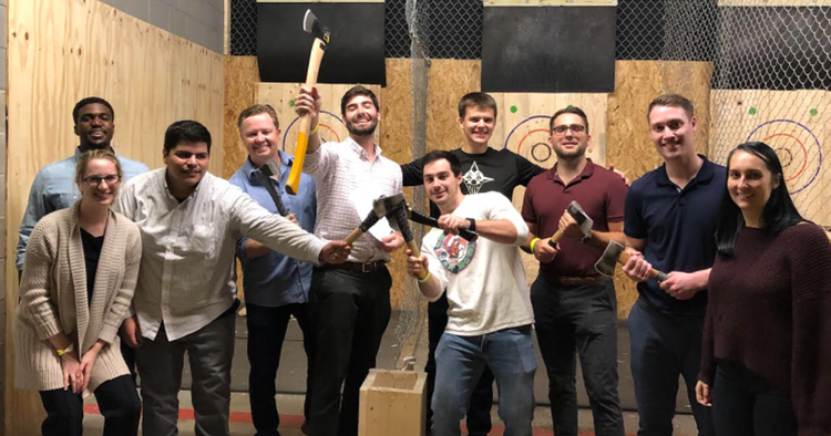 Ein Bild, das Kleidung, Person, Lächeln, Menschliches Gesicht enthält. KI-generierte Inhalte können fehlerhaft sein.