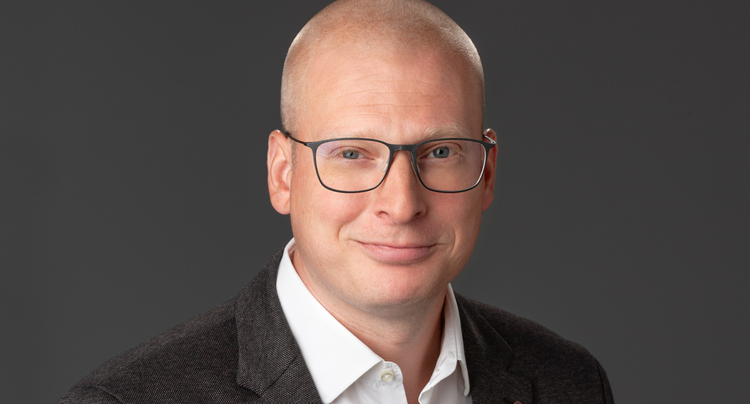 Ein Bild, das Menschliches Gesicht, Person, Porträtbild, Vorderkopf enthält. KI-generierte Inhalte können fehlerhaft sein.