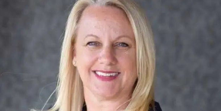 Ein Bild, das Menschliches Gesicht, Person, Lächeln, Kleidung enthält. KI-generierte Inhalte können fehlerhaft sein.