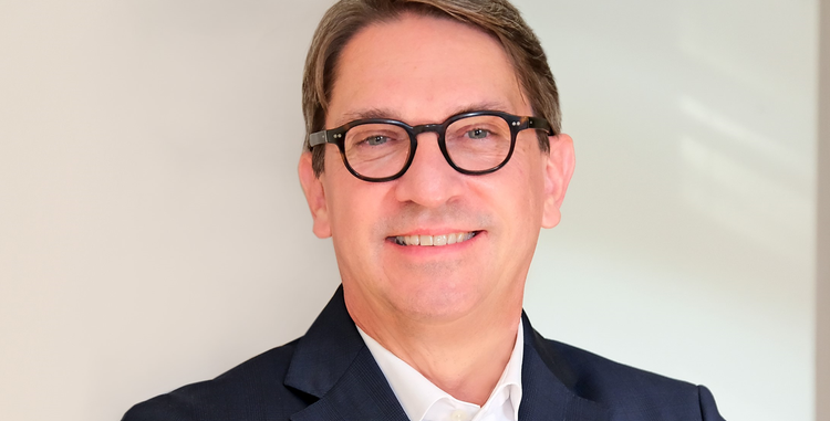 Ein Bild, das Menschliches Gesicht, Person, Kleidung, Lächeln enthält. KI-generierte Inhalte können fehlerhaft sein.