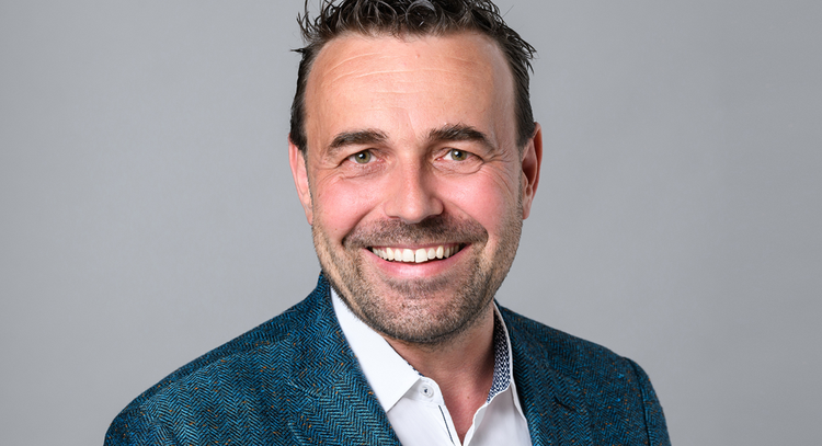 Ein Bild, das Menschliches Gesicht, Person, Lächeln, Kleidung enthält. KI-generierte Inhalte können fehlerhaft sein.