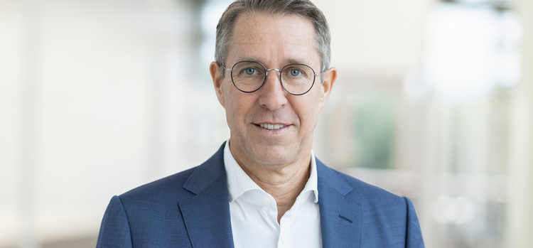 Ein Bild, das Menschliches Gesicht, Person, Kleidung, Lächeln enthält. KI-generierte Inhalte können fehlerhaft sein.