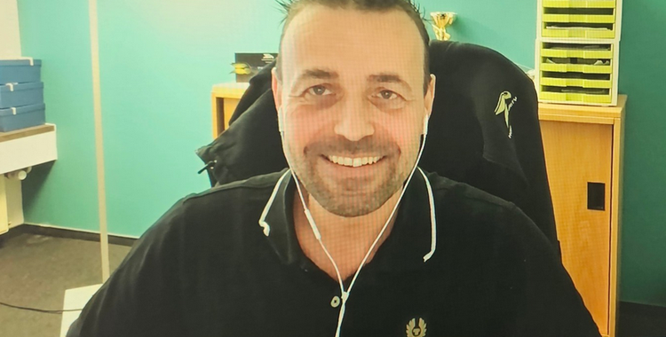 Ein Bild, das Menschliches Gesicht, Person, Lächeln, Kleidung enthält. KI-generierte Inhalte können fehlerhaft sein.