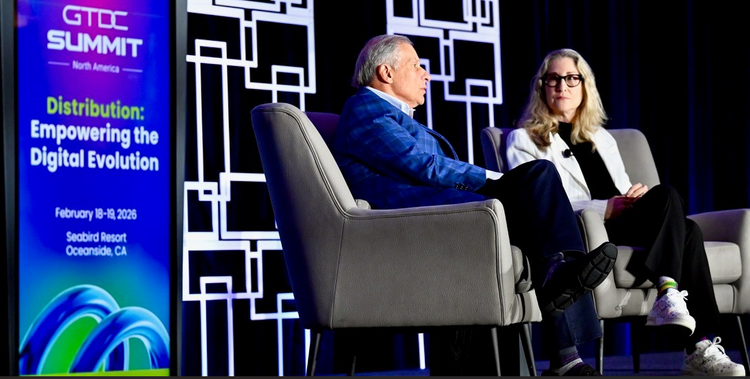 Ein Bild, das Kleidung, Person, Menschliches Gesicht, Fernsehprogramm enthält. KI-generierte Inhalte können fehlerhaft sein.
