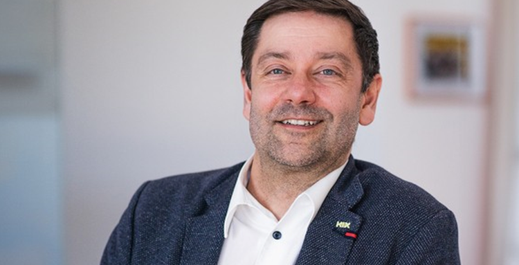 Ein Bild, das Menschliches Gesicht, Person, Kleidung, Wand enthält. KI-generierte Inhalte können fehlerhaft sein.