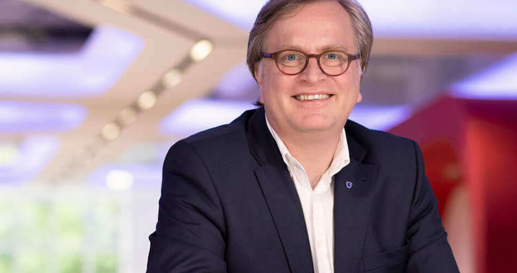 Ein Bild, das Menschliches Gesicht, Kleidung, Person, Anzug enthält. KI-generierte Inhalte können fehlerhaft sein.