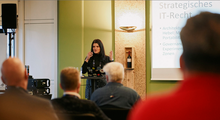 Ein Bild, das Kleidung, Menschliches Gesicht, Mann, Person enthält. KI-generierte Inhalte können fehlerhaft sein.