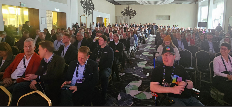 Ein Bild, das Kleidung, Person, Frau, Mann enthält. KI-generierte Inhalte können fehlerhaft sein.